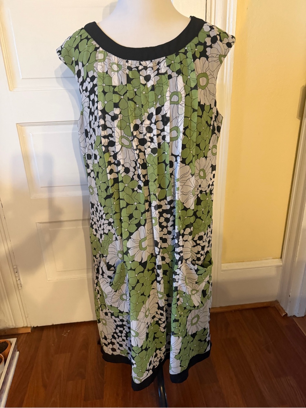 Rabbit floral Shift Dress in Green and Black - Sleeveless Casual Dress